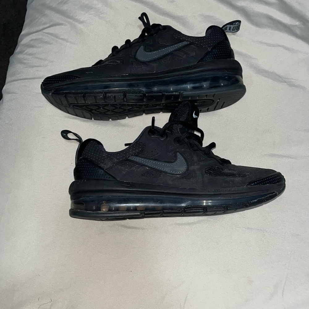 Boys Nike airmaxs size 4y